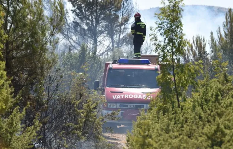 Dvojici ozlijeđenih vatrogasaca pružena je liječnička pomoć. Težina ozlijeda nije jo&scaron; utvrđena.