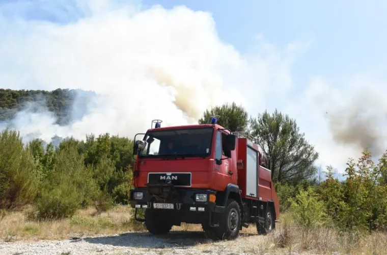 U požaru u Perkoviću ozlijeđena dva vatrogasca