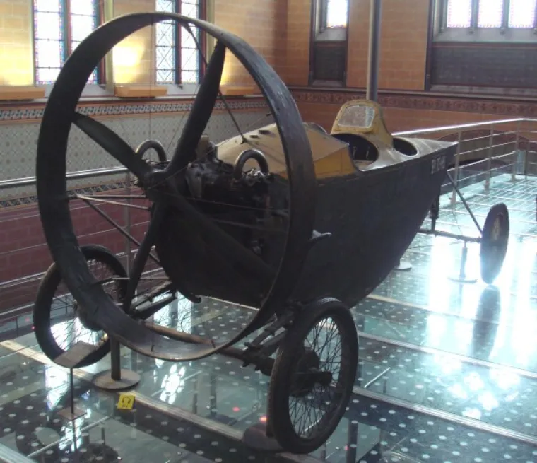 Helica de Layat. 1921. godine proizveden je 21 komad. I da, propeler je naprijed. Nedostaju samo krila.