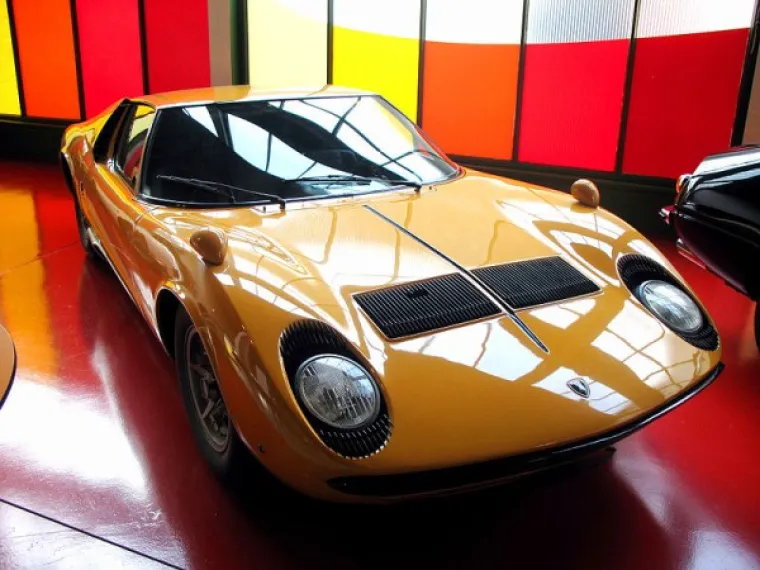 Lamborghini Miura. Proizvedeno ih je samo 764, no vjerujte, ne želite ga, ima velikih problema s mjenjačem.