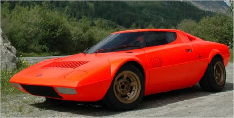 Lancia Stratos HF1. proizvedeno 492 komada.