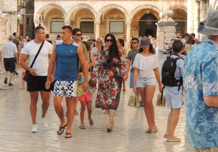 Monica Bellucci ponovno u Dubrovniku: s kćerima pro&scaron;etala Stradunom i kupila suvenire