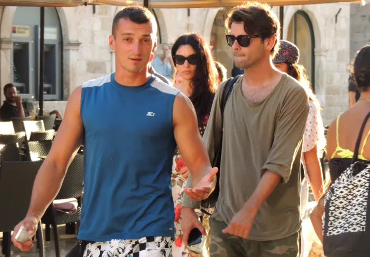 Monica Bellucci ponovno u Dubrovniku: s kćerima pro&scaron;etala Stradunom i kupila suvenire