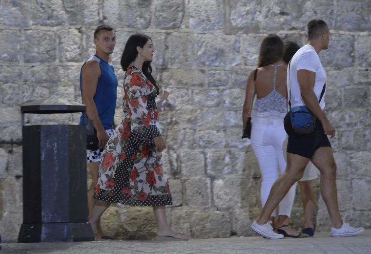 Monica Bellucci ponovno u Dubrovniku: s kćerima pro&scaron;etala Stradunom i kupila suvenire