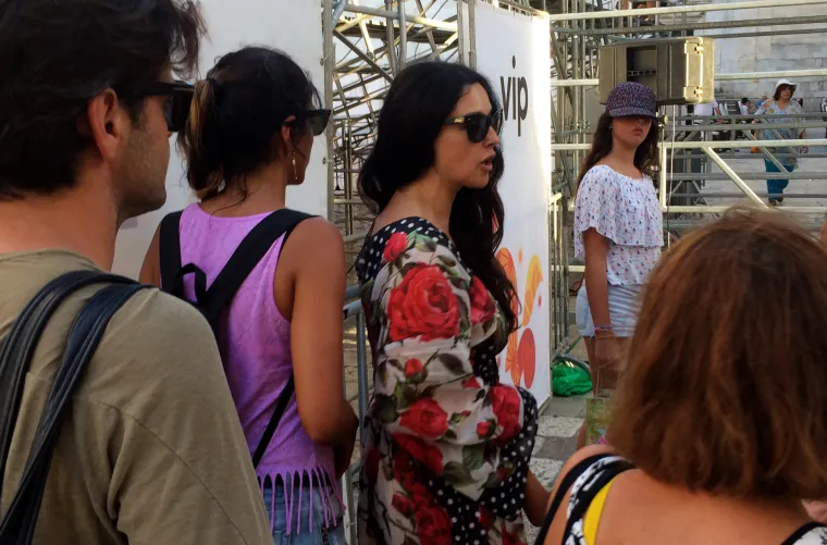 Monica Bellucci ponovno u Dubrovniku: s kćerima pro&scaron;etala Stradunom i kupila suvenire