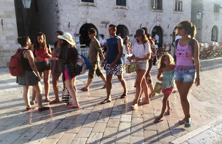 Monica Bellucci ponovno u Dubrovniku: s kćerima pro&scaron;etala Stradunom i kupila suvenire