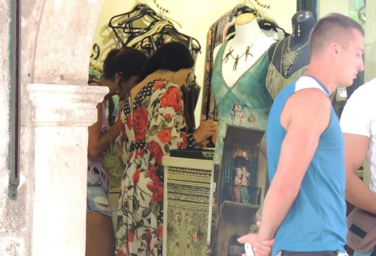 Monica Bellucci ponovno u Dubrovniku: s kćerima pro&scaron;etala Stradunom i kupila suvenire