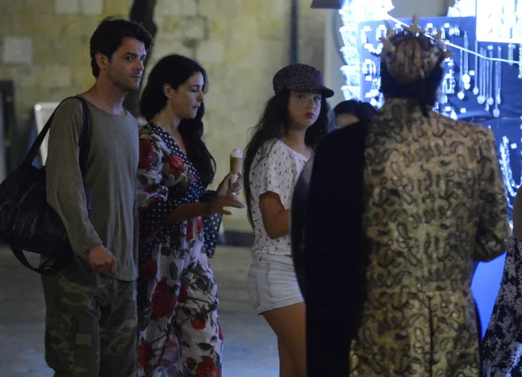 Monica Bellucci ponovno u Dubrovniku: s kćerima pro&scaron;etala Stradunom i kupila suvenire