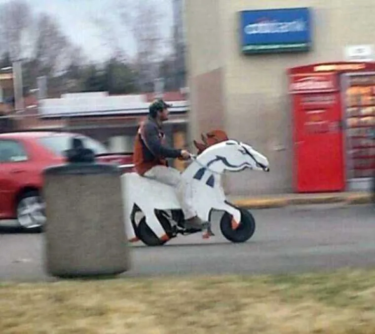 LUDE SLIKE: Čudne pojave koje se mogu vidjeti na cestama