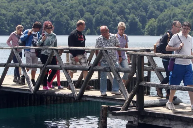 Nacionalni park Plitvička jezera iz godine u godinu bilježi sve veći broj posjetitelja, najvi&scaron;e ima stranaca iz Njemačke, Japana i Južne Koreje. Ove godine zaposleno je 350 sezonskih radnika, a godi&scaron;nja dobit parka je 250 milijuna kuna.