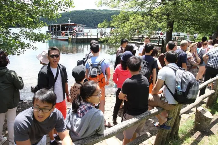Nacionalni park Plitvička jezera iz godine u godinu bilježi sve veći broj posjetitelja, najvi&scaron;e ima stranaca iz Njemačke, Japana i Južne Koreje. Ove godine zaposleno je 350 sezonskih radnika, a godi&scaron;nja dobit parka je 250 milijuna kuna.