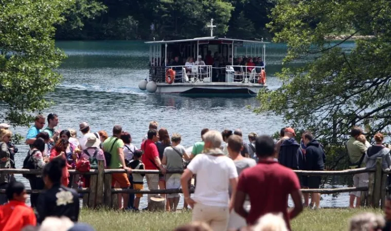Nacionalni park Plitvička jezera iz godine u godinu bilježi sve veći broj posjetitelja, najvi&scaron;e ima stranaca iz Njemačke, Japana i Južne Koreje. Ove godine zaposleno je 350 sezonskih radnika, a godi&scaron;nja dobit parka je 250 milijuna kuna.
