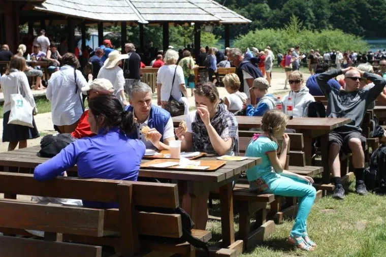 Nacionalni park Plitvička jezera iz godine u godinu bilježi sve veći broj posjetitelja, najvi&scaron;e ima stranaca iz Njemačke, Japana i Južne Koreje. Ove godine zaposleno je 350 sezonskih radnika, a godi&scaron;nja dobit parka je 250 milijuna kuna.