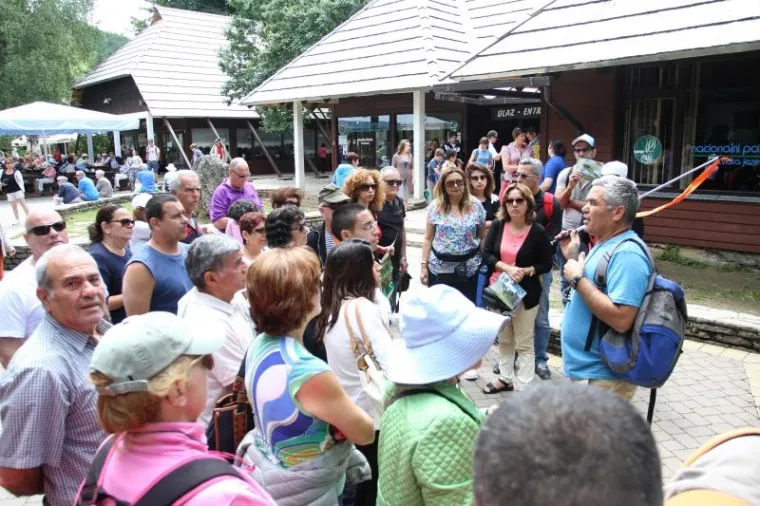 Nacionalni park Plitvička jezera iz godine u godinu bilježi sve veći broj posjetitelja, najvi&scaron;e ima stranaca iz Njemačke, Japana i Južne Koreje. Ove godine zaposleno je 350 sezonskih radnika, a godi&scaron;nja dobit parka je 250 milijuna kuna.