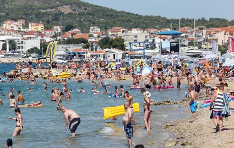 Ako ste ostali ovaj vikend u unutra&scaron;njosti Hrvatske, možda ste se zapitali gdje su svi nestali. Donosimo stoga galeriju koju je fotograf agencije Pixsell zabilježio na plaći u Vodicama...