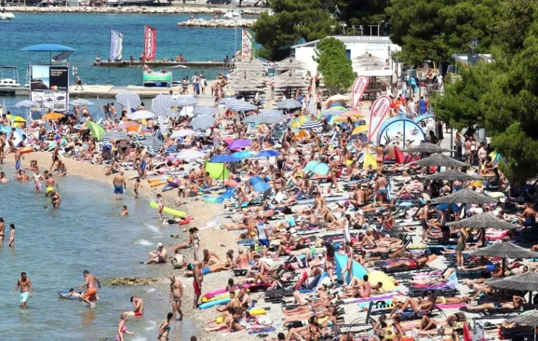 Ako ste ostali ovaj vikend u unutra&scaron;njosti Hrvatske, možda ste se zapitali gdje su svi nestali. Donosimo stoga galeriju koju je fotograf agencije Pixsell zabilježio na plaći u Vodicama...