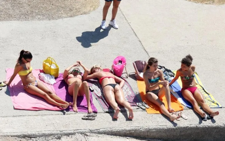 Ako ste ostali ovaj vikend u unutra&scaron;njosti Hrvatske, možda ste se zapitali gdje su svi nestali. Donosimo stoga galeriju koju je fotograf agencije Pixsell zabilježio na plaći u Vodicama...