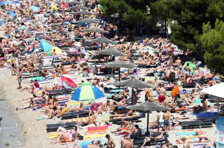 Ako ste ostali ovaj vikend u unutra&scaron;njosti Hrvatske, možda ste se zapitali gdje su svi nestali. Donosimo stoga galeriju koju je fotograf agencije Pixsell zabilježio na plaći u Vodicama...