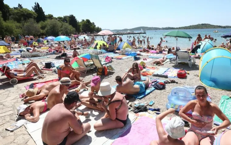 Ako ste ostali ovaj vikend u unutra&scaron;njosti Hrvatske, možda ste se zapitali gdje su svi nestali. Donosimo stoga galeriju koju je fotograf agencije Pixsell zabilježio na plaći u Vodicama...