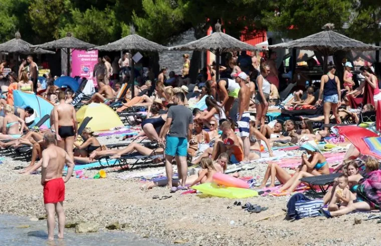 Ako ste ostali ovaj vikend u unutra&scaron;njosti Hrvatske, možda ste se zapitali gdje su svi nestali. Donosimo stoga galeriju koju je fotograf agencije Pixsell zabilježio na plaći u Vodicama...