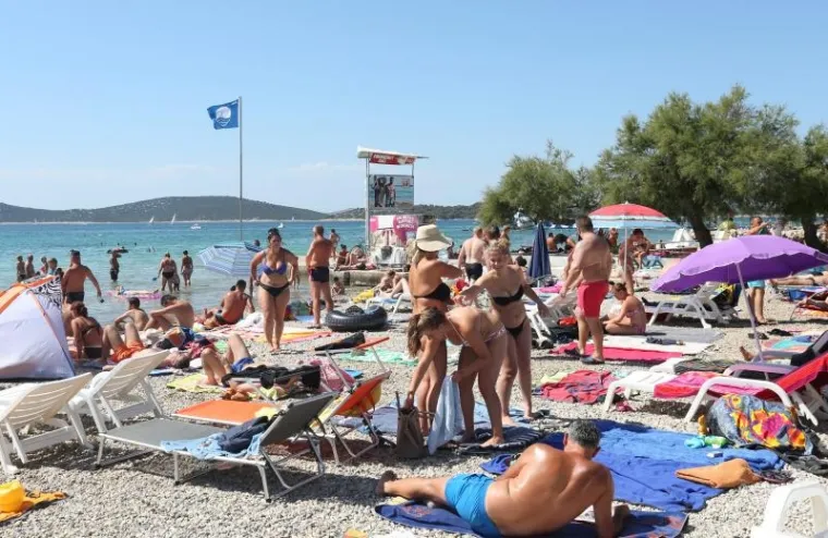 Ako ste ostali ovaj vikend u unutra&scaron;njosti Hrvatske, možda ste se zapitali gdje su svi nestali. Donosimo stoga galeriju koju je fotograf agencije Pixsell zabilježio na plaći u Vodicama...