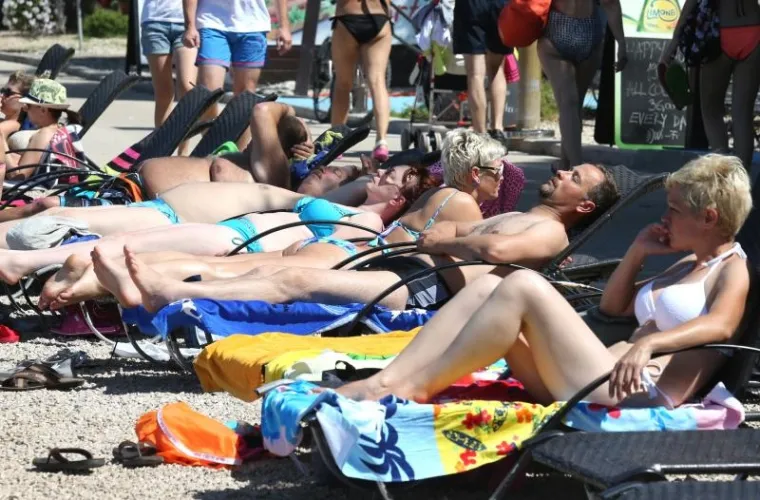 Ako ste ostali ovaj vikend u unutra&scaron;njosti Hrvatske, možda ste se zapitali gdje su svi nestali. Donosimo stoga galeriju koju je fotograf agencije Pixsell zabilježio na plaći u Vodicama...