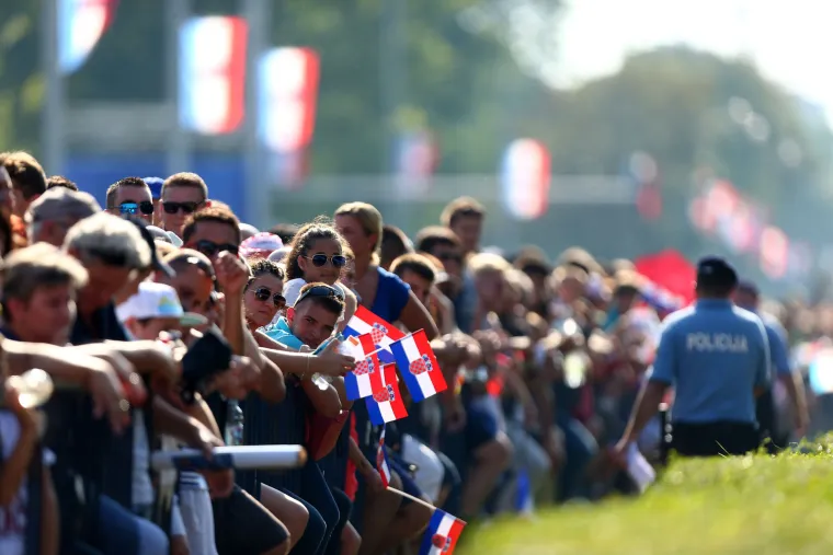 Građani zauzeli svoja mjesta u Ulici Grada Vukovara