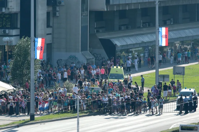 Građani zauzeli svoja mjesta u Ulici Grada Vukovara