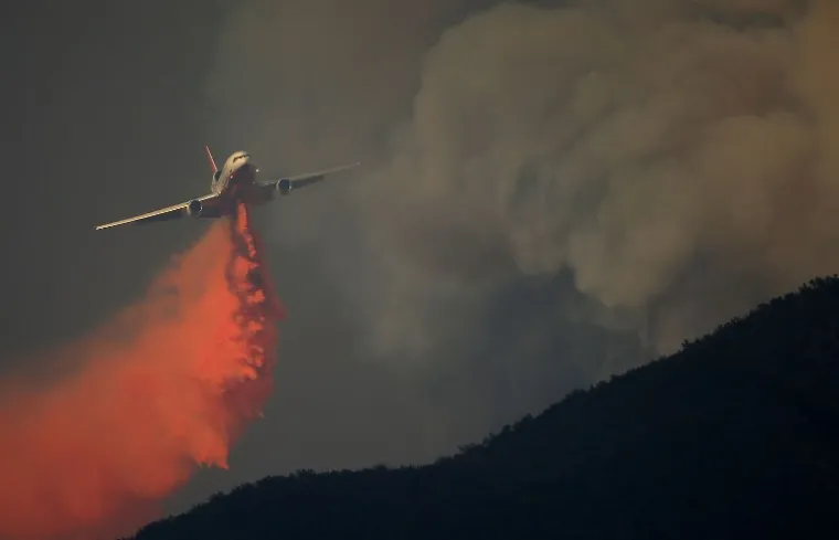 Američke vlasti naredile su evakuaciju 13.000 ljudi u Kaliforniji. 9000 vatrogasaca se bori s 20 šumskih požara. Najveći požar, sjeverno od San Francisca uništio je područje od 233 četvorna kilometra i u ponedjeljak poslijepodne prešao autocestu koja ga je zadržavala. Dužnosnici kažu da se tijekom vikenda utrostručio.
