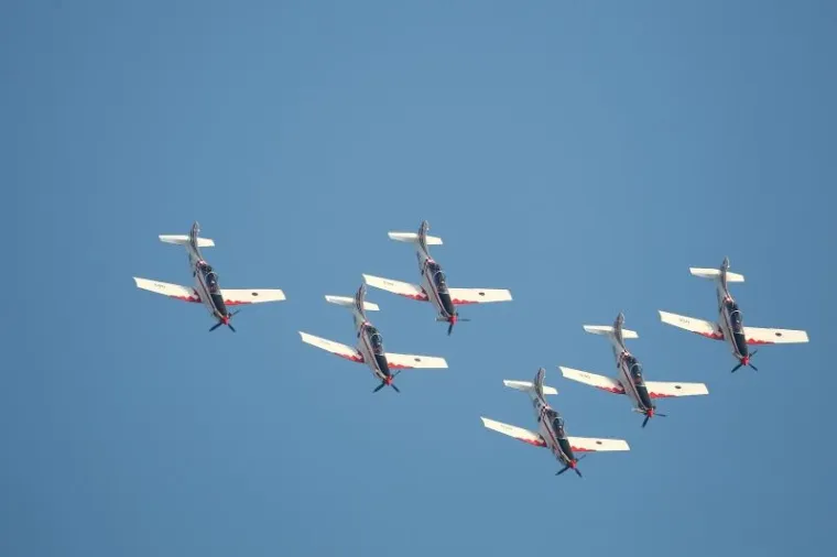 Akrobatska grupa "Krila Oluje" u &scaron;vicarskim zrakoplovima Pilatusima odu&scaron;evila je svojim programom pratitelje svečanog vojnog mimohoda.