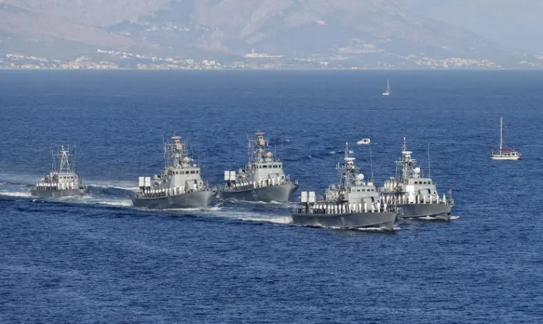 U akvatorij Bračkog kanala u sklopu plovnog postroja Hrvatske ratne mornarice isplovile su četiri raketne topovnjače Flotile HRM-a i dva ophodna broda Obalne straže.