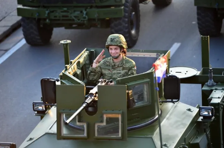 Nakon pje&scaron;ačkog dijela mimohoda, moć hrvatske vojske u utorak su demonstrirali i mehanizirano-motorizirani postroji, među kojima i moćna oklopna borbena vozila, uključujući atraktivne MRAP-ove i tenkove M-84.