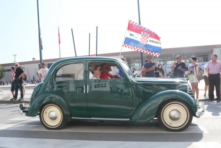 U sklopu proslave Dana pobjede, Kninom su prodefilirala starinska vojna vozila, stari automobili i motori.