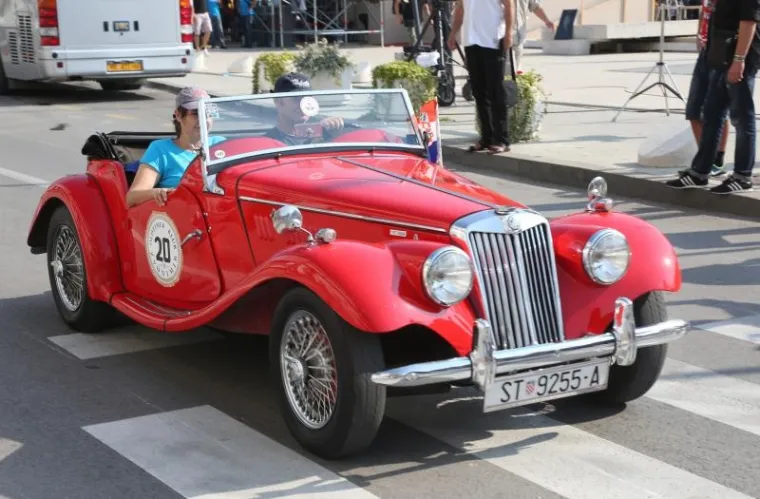 U sklopu proslave Dana pobjede, Kninom su prodefilirala starinska vojna vozila, stari automobili i motori.