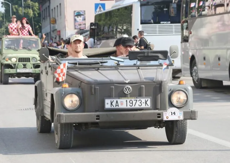 U sklopu proslave Dana pobjede, Kninom su prodefilirala starinska vojna vozila, stari automobili i motori.