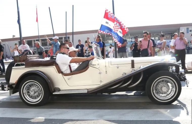 U sklopu proslave Dana pobjede, Kninom su prodefilirala starinska vojna vozila, stari automobili i motori.