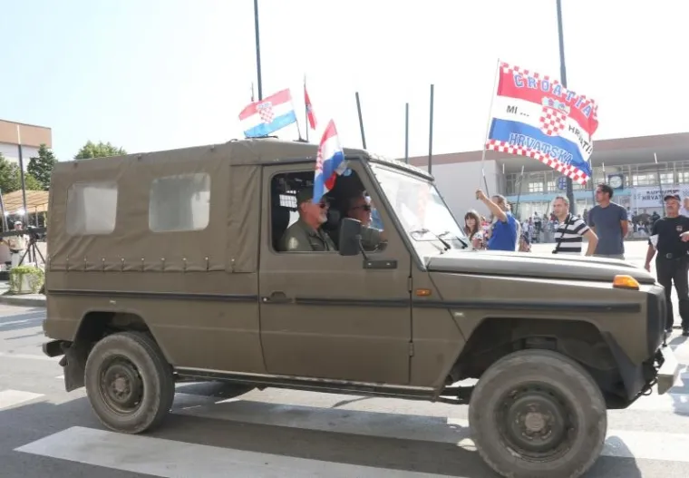 U sklopu proslave Dana pobjede, Kninom su prodefilirala starinska vojna vozila, stari automobili i motori.