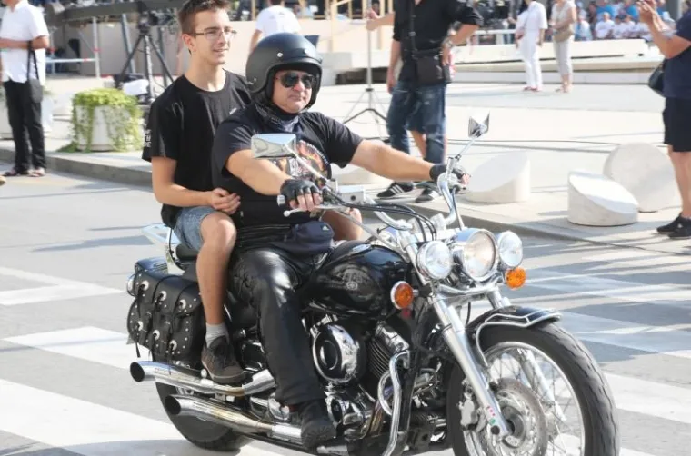 U sklopu proslave Dana pobjede, Kninom su prodefilirala starinska vojna vozila, stari automobili i motori.