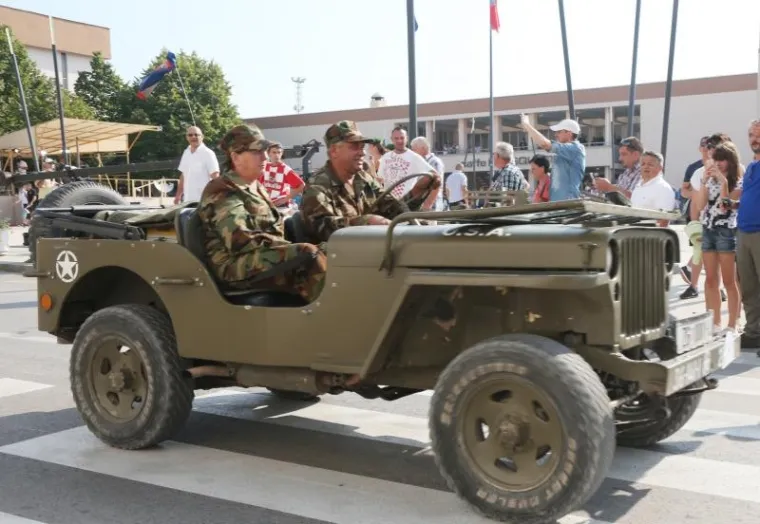 U sklopu proslave Dana pobjede, Kninom su prodefilirala starinska vojna vozila, stari automobili i motori.