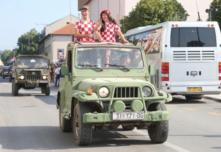 U sklopu proslave Dana pobjede, Kninom su prodefilirala starinska vojna vozila, stari automobili i motori.