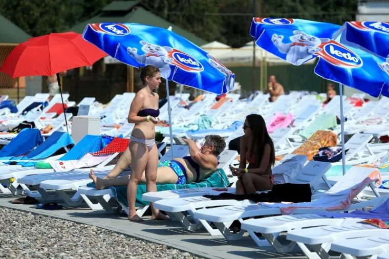 Razlog je to više da se sa vrućeg slavonskog sunca skloni na ležajke i pod suncobrane.