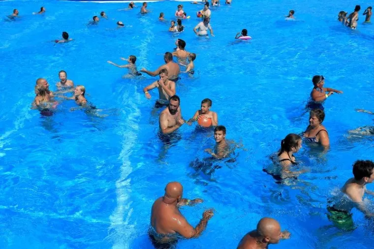 Sa valovima, pa makar i umjetnim, Bizovac je postao utjeha Slavoncima koji ove godine neće na more.