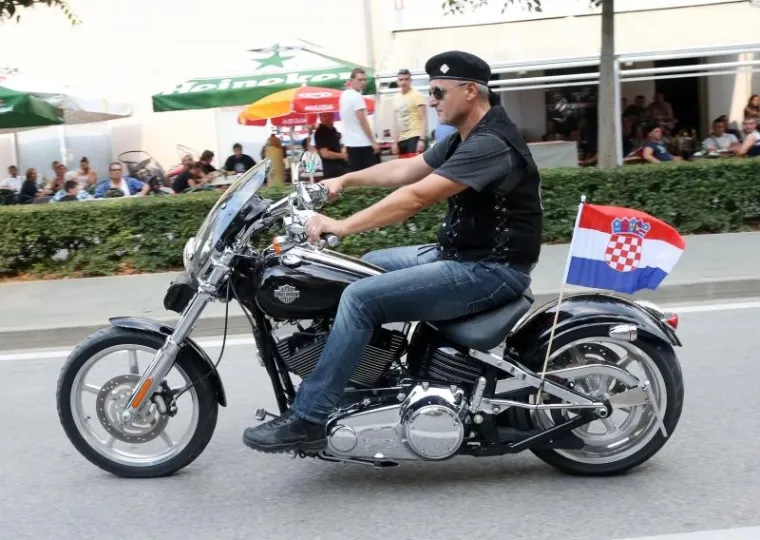 VRHUNAC 'SPEKTAKLUKA': Thompson predvodio kolonu bajkera od Čavoglava do Knina