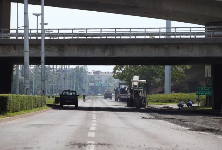 Dan nakon svečanog mimohoda Oružanih Snaga Republike Hrvatske povodom 20. godišnjice akcije , počela je obnova asfalta.