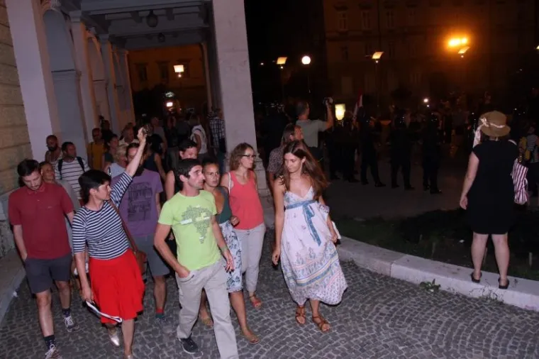Slike prosvjeda u Rijeci zbog kojeg je publika kazališta morala bježati