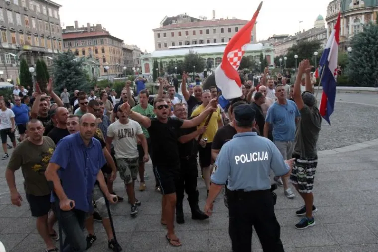 Tristotinjak prosvjednika, među kojima su bili i članovi navijačke skupine Armada, prošla je središtem grada pjevajući domoljubne pjesme i pogrdne napjeve upućene intendantu HNK Oliveru Frljiću i gradonačelniku Vojku Obersnelu a pred zgradom gradske uprave su održani prosvjedni govori.