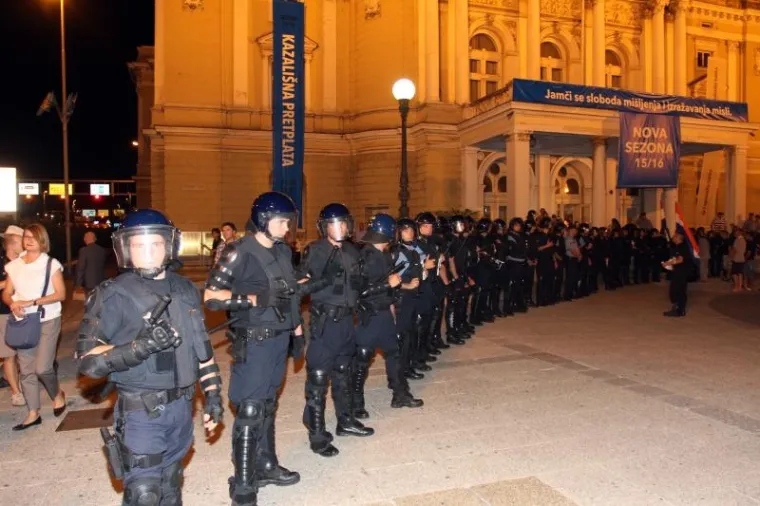 Tijekom predstave su se okupili pred zgradom HNK te su novinari i gledatelji na izlasku zaustavljeni zbog sigurnosti 20-tak minuta. Njihov izlazak iz zgrade štitio je kordon interventnih policajaca a prosjvednici su uzvikivali pogrde. (HINA)