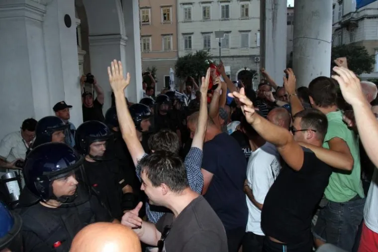 Slike prosvjeda u Rijeci zbog kojeg je publika kazališta morala bježati