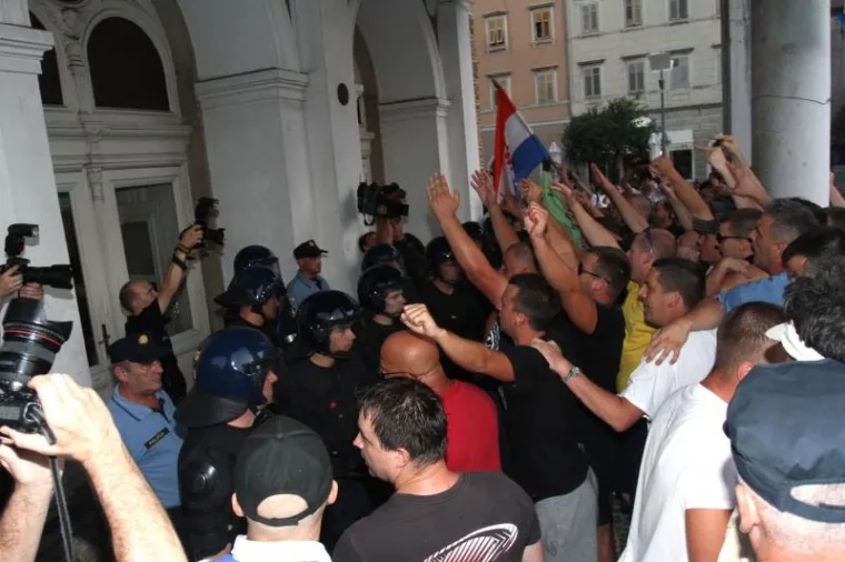 Slike prosvjeda u Rijeci zbog kojeg je publika kazališta morala bježati