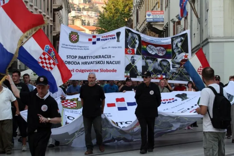 Ta manifestacija izazvala je prosvjedne povorke branitelja i navijača Armade središtem Rijeke te njihovo okupljanje pred zgradom kazališta zbog čega je morala intervenirati policija.